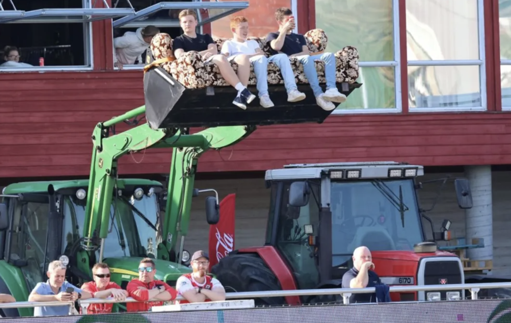 荣获当场最佳球员，奖品是四盒鸡蛋